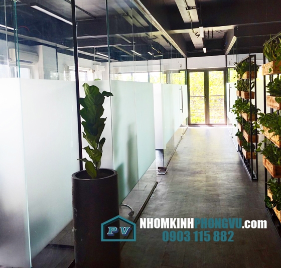 Lắp đặt vách kính cường lực văn phòng ngăn phòng làm việc bằng vách kính dán decal mờ tại quận Tân Phú, TPHCM